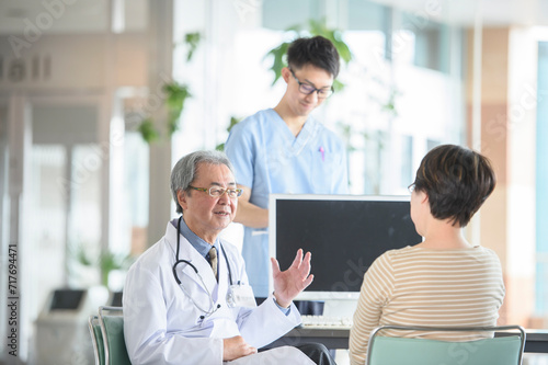 Wallpaper Mural 医師と患者 Torontodigital.ca