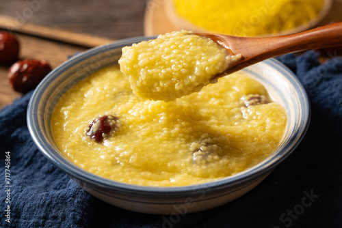 Foto millet congee or millet porridge with jujube in a bowl  on tabe.