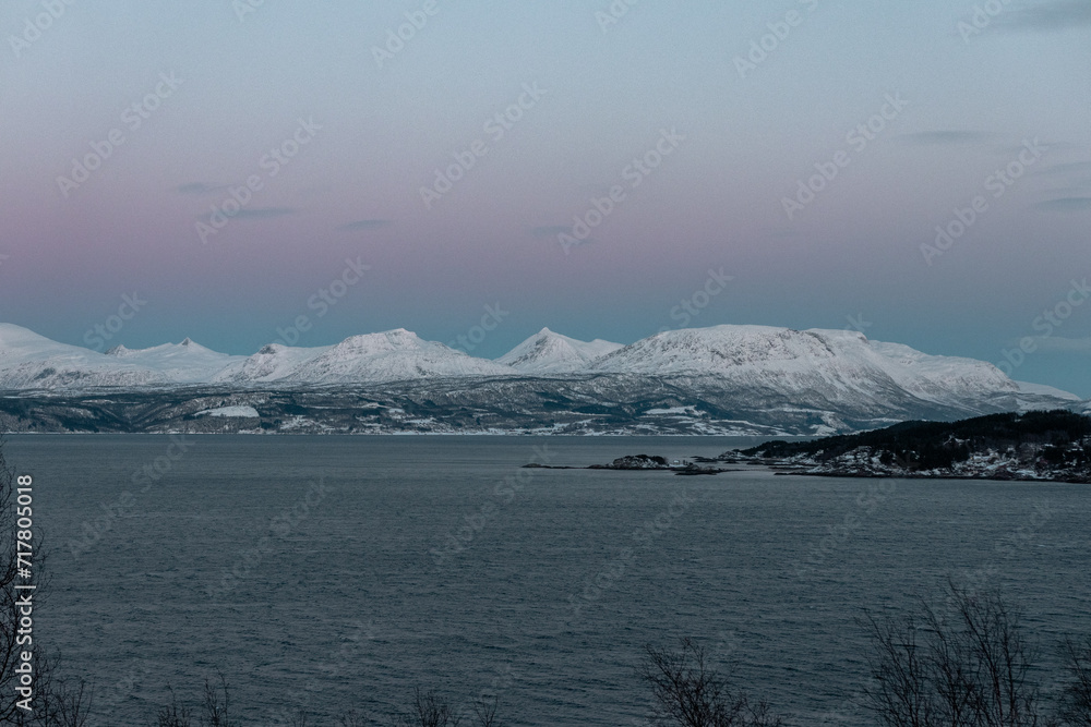 Abenddämmerung über schneebedeckten Fjorden im Norden von Norwegen, Narvik