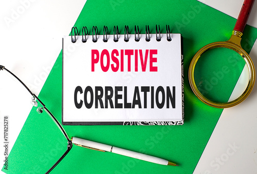 Fototapeta kuchenna POSITIVE CORRELATION text on notebook on green paper