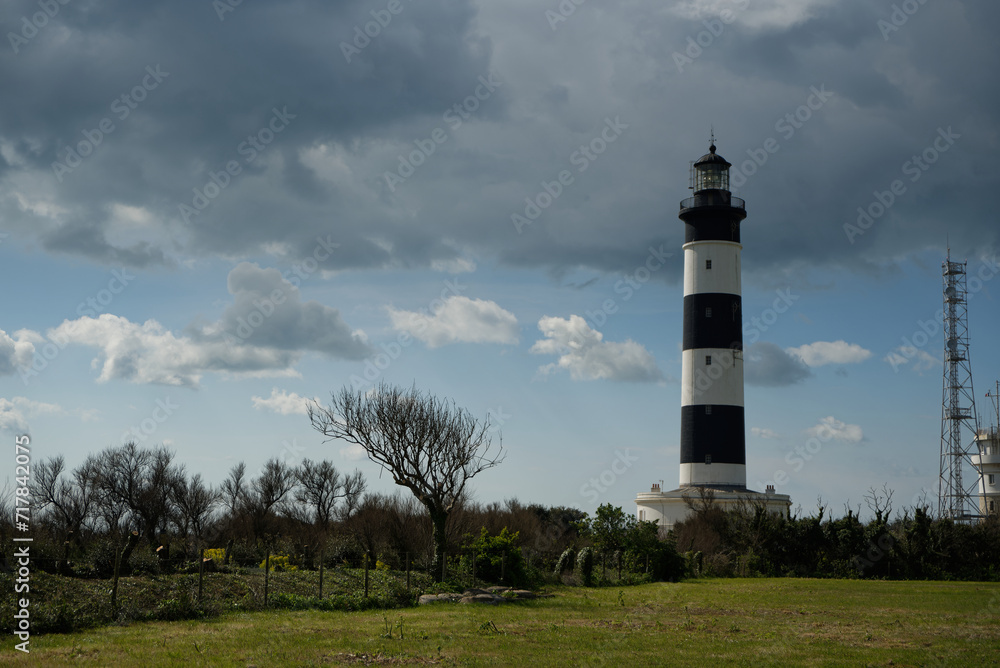 Le phare de Chassiron sur l'île d'Oléron en France avec un ciel nuageux.