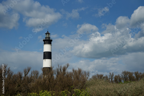 Le phare de Chassiron sur l   le d Ol  ron en France avec un ciel nuageux.