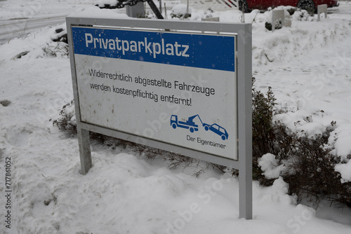 schild parkplatz privat winter schnee