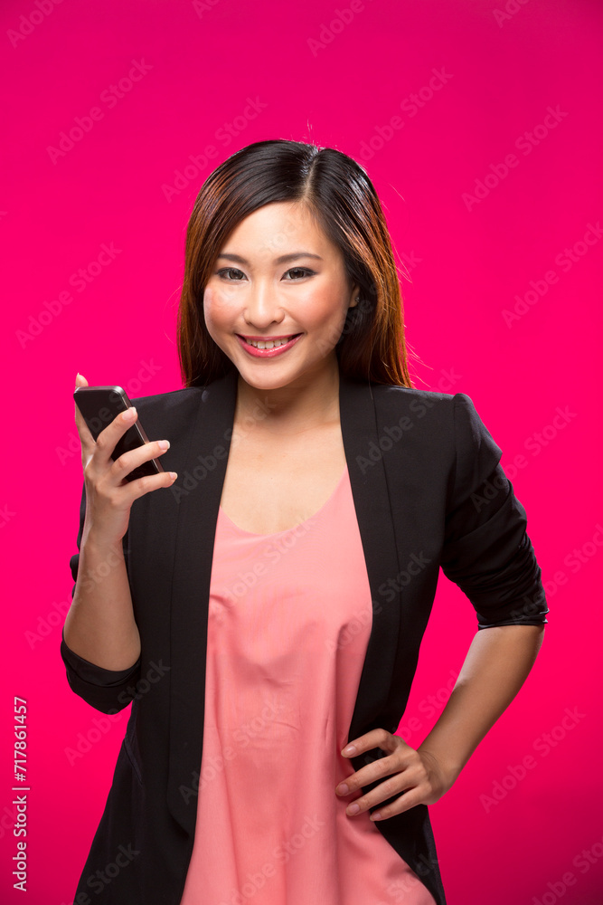 Naklejka premium Stylish Chinese Woman using a smart phone.