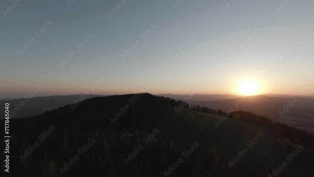Obraz premium Schöner Sonnenuntergang in der Steiermark in Österreich. Aufgenommen wurde dieses Foto mittels DJI FPV Drohne.
