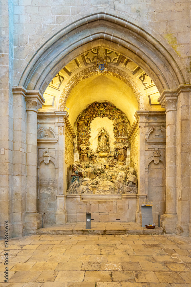 altarpiece of the death of Saint Bernard, polychrome terracotta. Interior of the Batalha-Portugal monastery