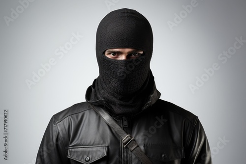 Arrest a thief who committed a crime while wearing a mask.