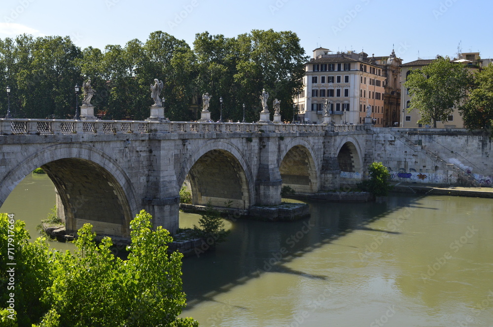Ponte sobre canal na Italia