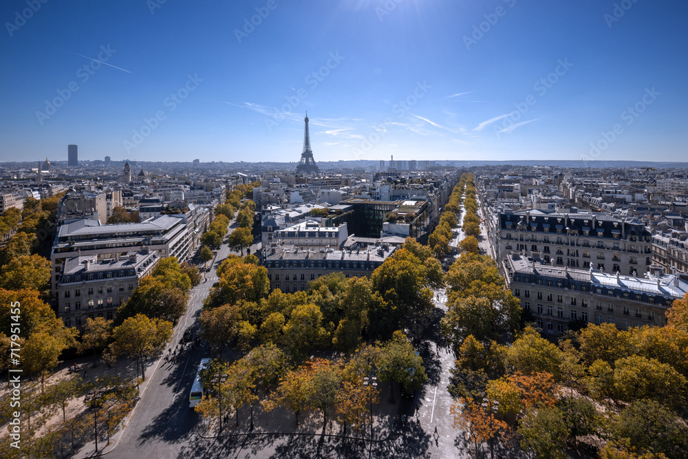 パリ、エトワール凱旋門屋上よりエッフェル塔・シャンゼリゼ通り方面の市街を見る。
