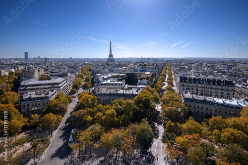 パリ、エトワール凱旋門屋上よりエッフェル塔・シャンゼリゼ通り方面の市街を見る。