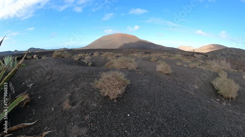 viaggio nella terra nera formata dalla lava del vulcano