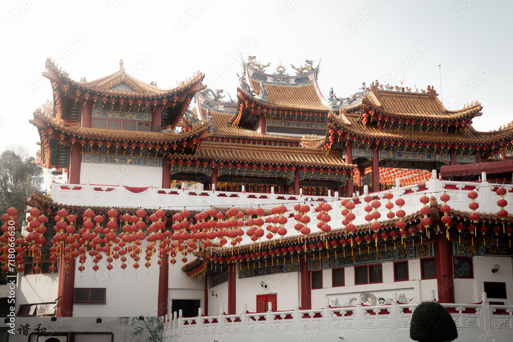 Fototapeta premium Thean Hou Temple façade, and red lanterns hanging