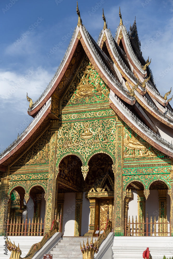 Obraz premium Iconic Laotian Haw Pha Bang temple during golden hour