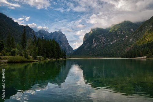 Blick über einen See in Südtirol mit Bergpanorama im Hintergrund © joerghartmannphoto