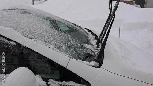 自動車　フロントガラスに積る雪 photo
