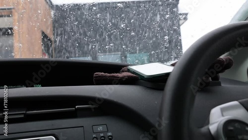自動車　フロントガラスに積る雪 photo