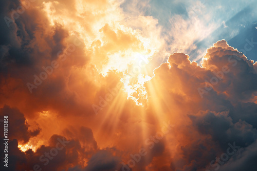 Das Sonnenlicht strahlt durch die Wolken hindurch, ein Strahl der Hoffnung, ein Symbol für Neuerung photo
