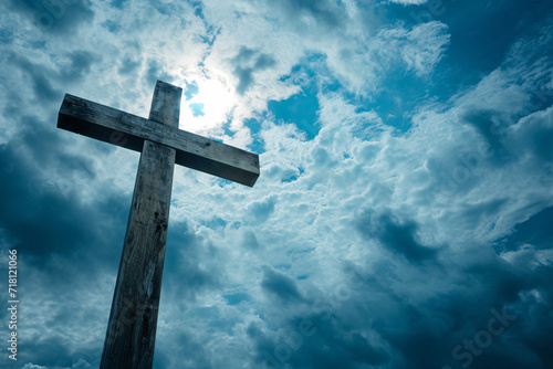 Das Heilige Kreuz, Symbol für den Tod und die Auferstehung Jesu Christi, mit Licht und Wolken im Hintergrund, Ostern