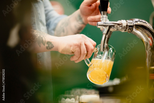 Fotografía Frisches Bier wird in Bar gezapft