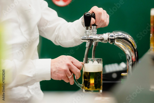 Frisches Bier wird in Bar gezapft photo