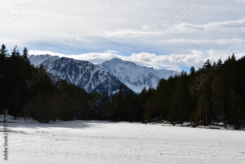Schöne Winterlandschaft am Möserner See in Tirol