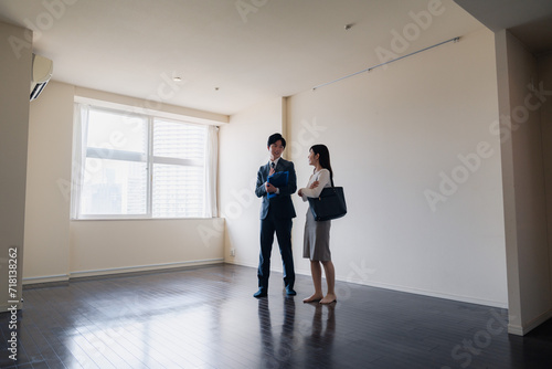 物件の内覧をする若い女性