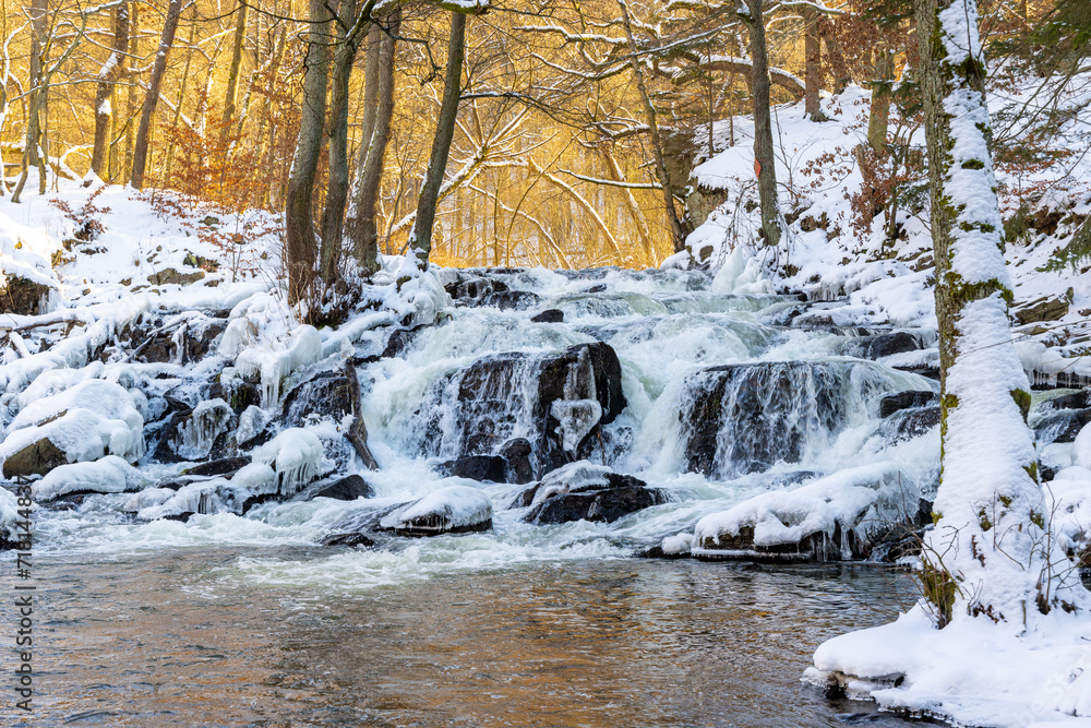 Obraz premium Selkewasserfall bei Alexisbad im Selketal Harz im Winter mit Eis und Schnee