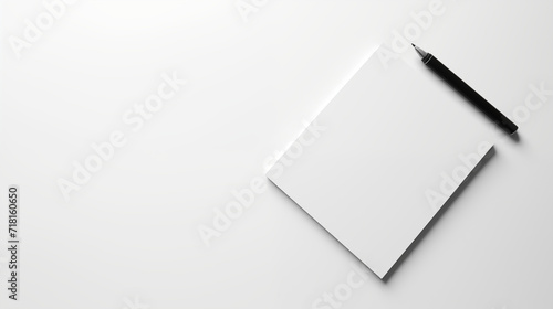 Bloc notes papier et crayons sur fond blanc. Espace vide de composition. Bureau, travail, fourniture. Pour conception et création graphique. photo