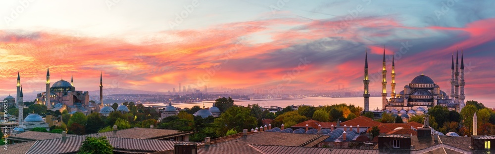 Obraz premium Sunset panorama over Hagia Sophia and the Blue Mosque of Istanbul, view on the city skyline, Turkey