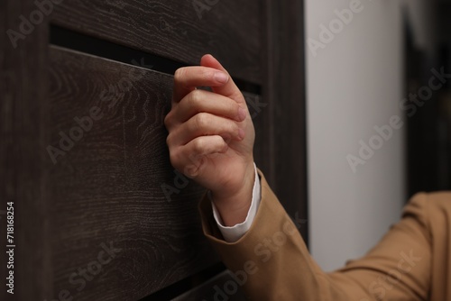Tableau sur toile Collector knocking on door indoors, closeup view