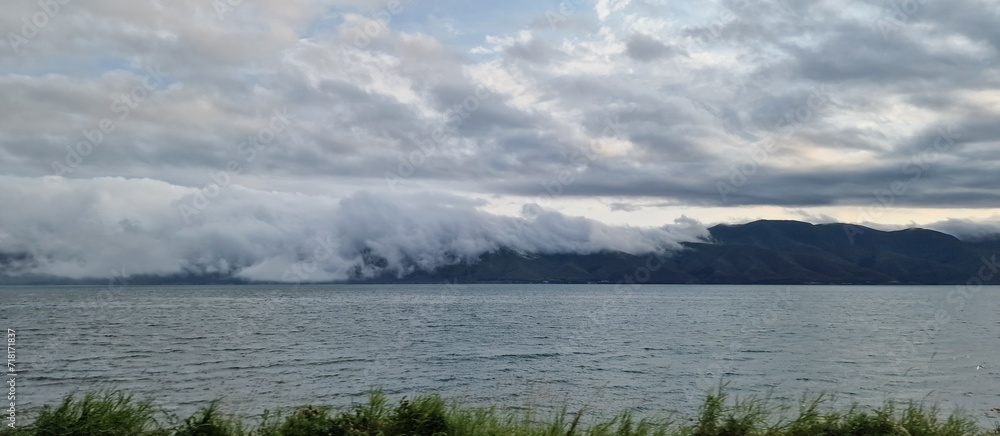 Obraz premium lake sevan in armenia and clouds falling over the mountains