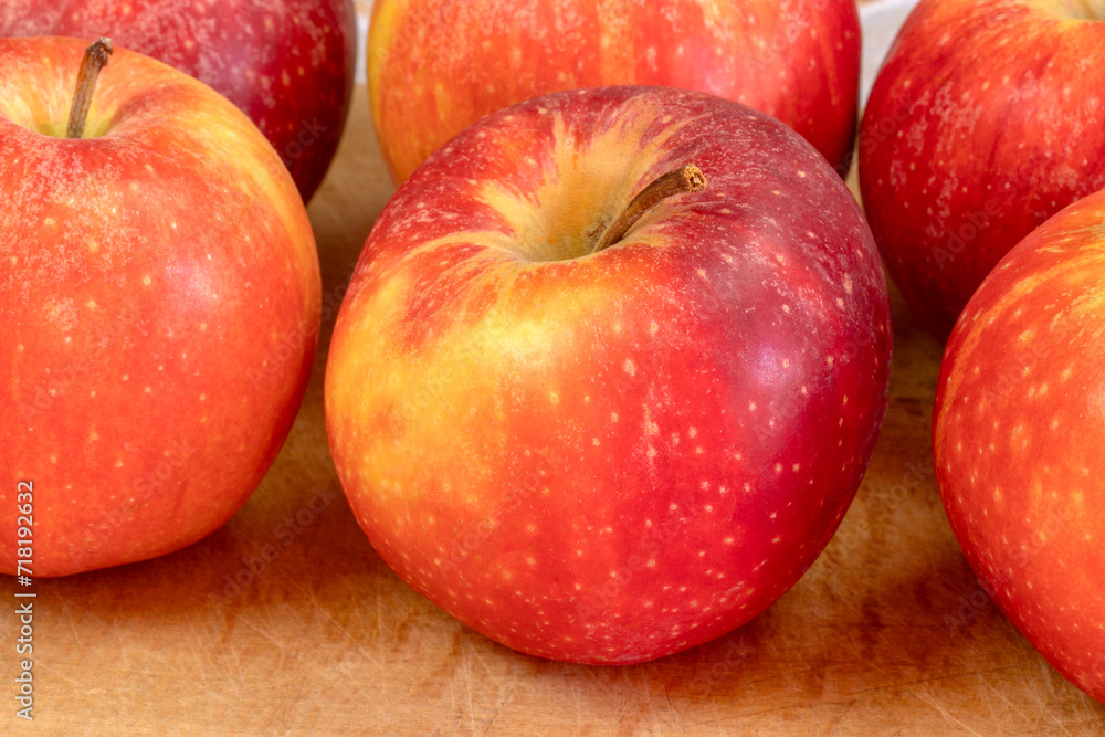 plusieurs pommes rouges et jaunes, en gros plan plusieurs pommes rouges et jaunes, en gros plan