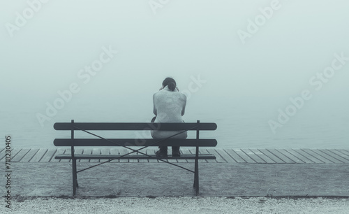 Depressive Frau auf Bank sitzend
