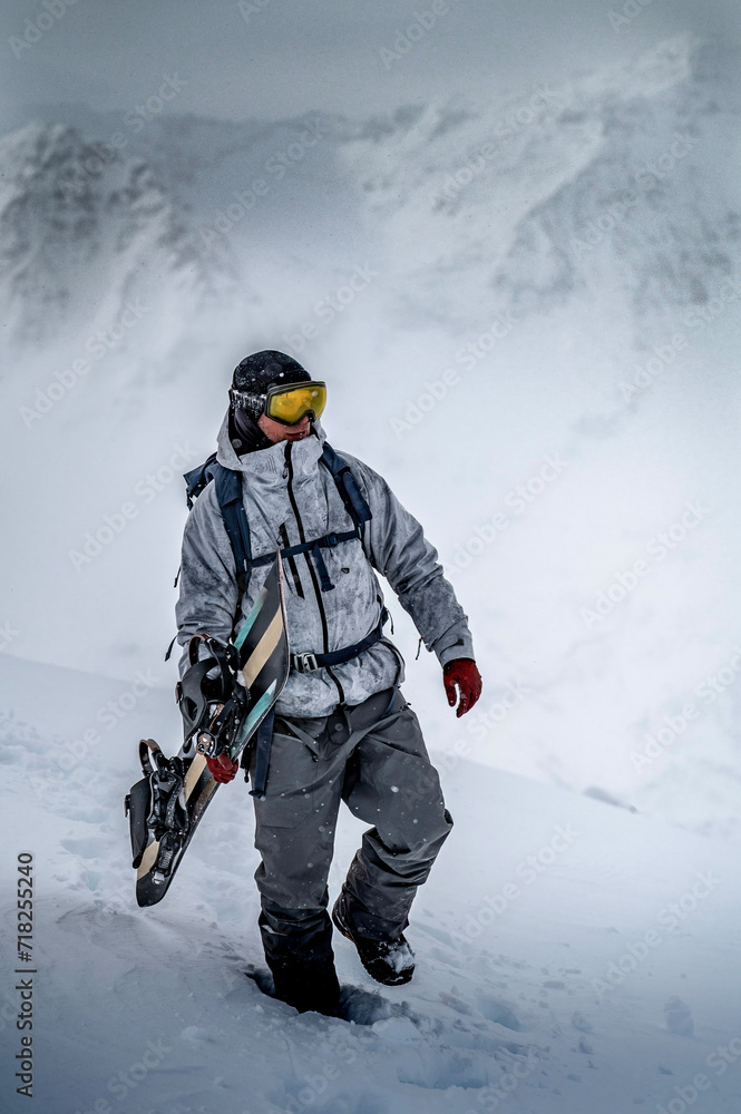 Snowboarder beim Aufstieg zum Gipfel Snowboarder beim Aufstieg zum Gipfel
