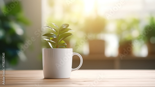 Mug, tasse en premier plan sur une table en bois, avec une petite plante. Arrière-plan de nature, plante. Flou, bokeh. Pour conception et création graphique.