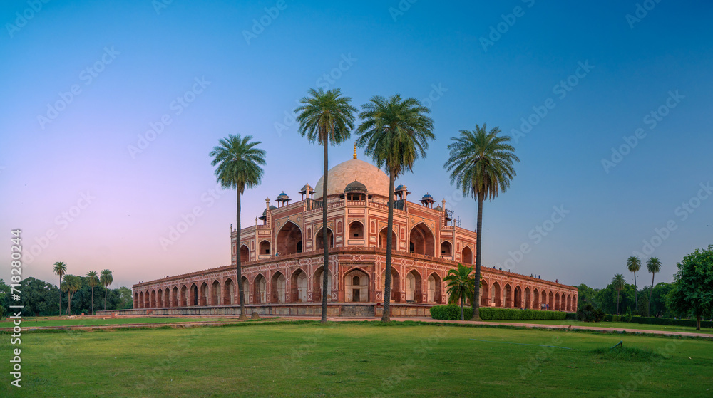 Fototapeta premium Panoramic view of the Humayun's tomb, located in New Delhi, India