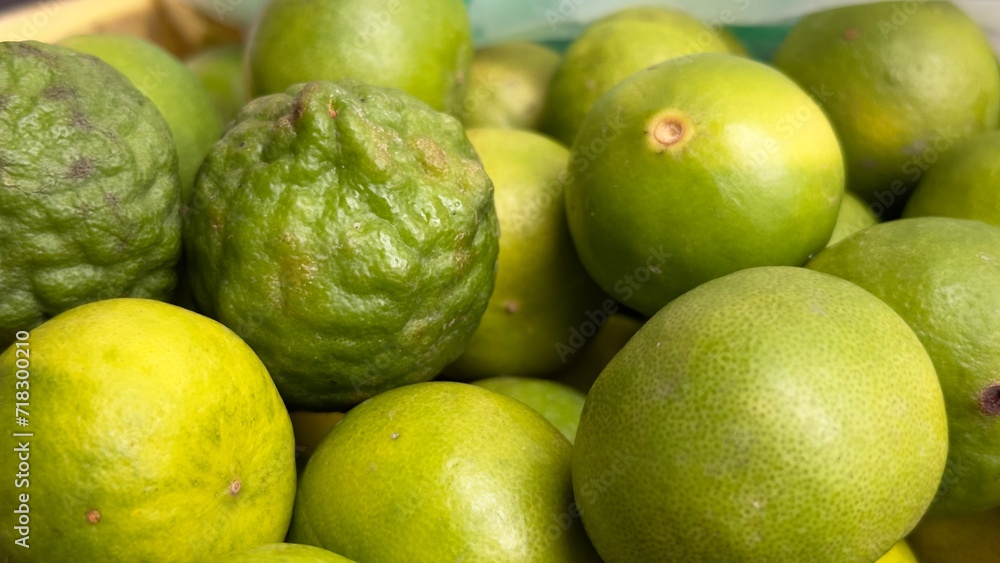 The green kaffir lime and lime in the basket
