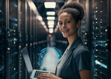 mujer informática analista del big data portando un ordenador portátil en su mano, sobre fondo desenfocado de sala con ordenador central