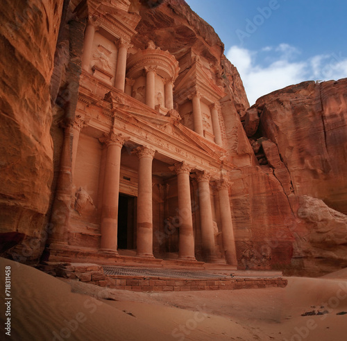 El Khazneh, also known as The Treasury, is one of the tourist attractions is an extraordinary work of art (Petra, Jordania)