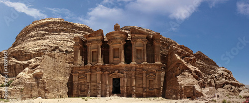 El Khazneh, also known as The Treasury, is one of the tourist attractions is an extraordinary work of art that testifies to the mastery of Nabataean architects and sculptors. most famous in Petra.