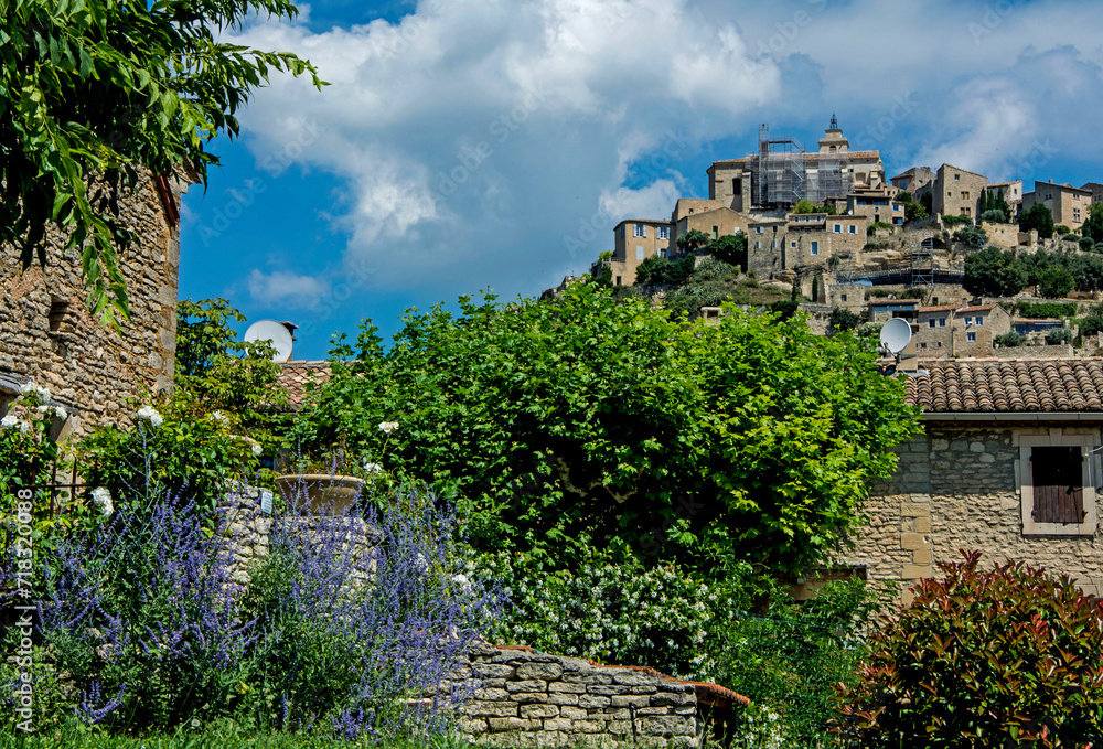 Obraz premium kamienne miasteczko w prowancji, Provence, Provencal town on a hill on the blue sky 