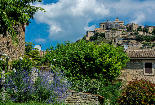 Fototapeta Naklejka Na Ścianę i Meble -  kamienne miasteczko w prowancji, Provence, Provencal town on a hill on the blue sky	