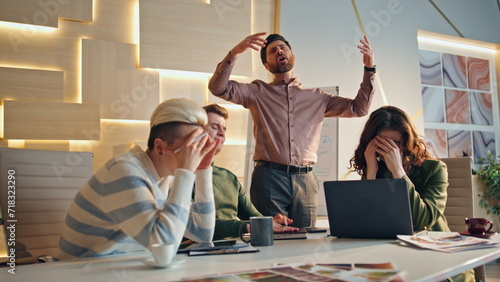 Foto Stressed team disappointed work results in coworking place