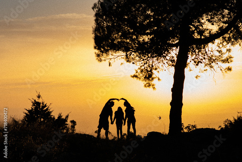 family at sunset heart tree familia paseando puesta sol brazos corazón 