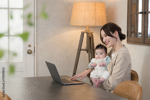 赤ちゃんのご機嫌の時間で、奇跡のリモートワーク でオンライン会議を乗り切る強いママ photo