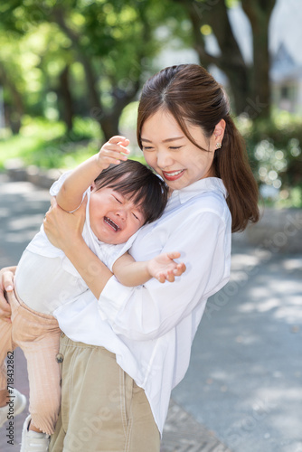 お母さんと泣く赤ちゃん