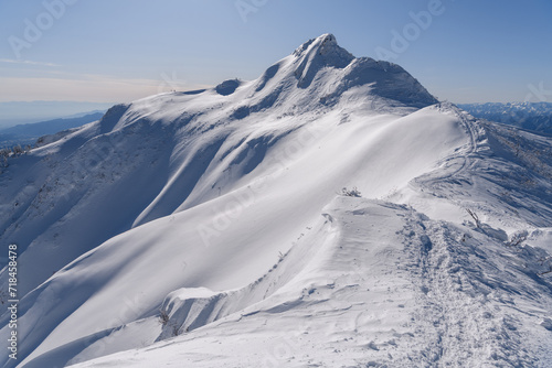 武尊山から剣ヶ峰山に向かう登山道から見た冬の剣ヶ峰山 © backpacker
