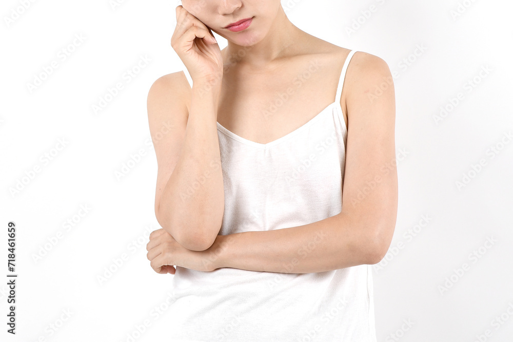 ルームウェア姿の悩む若いアジア人女性