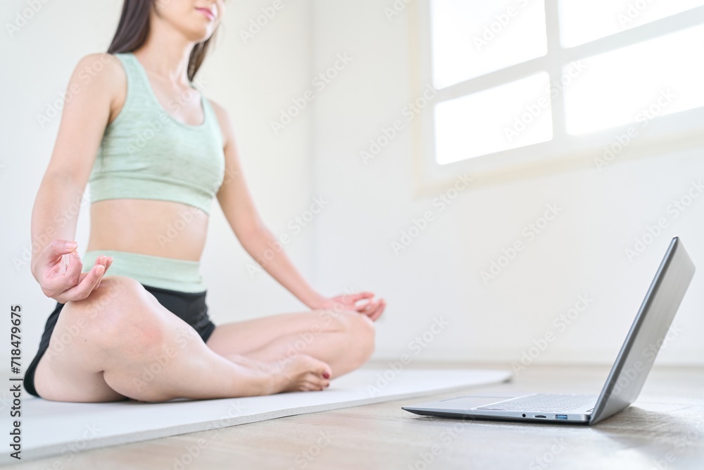 ヨガのオンラインレッスンを受ける女性	