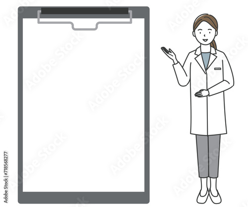 説明をする白衣の女性とクリップボード